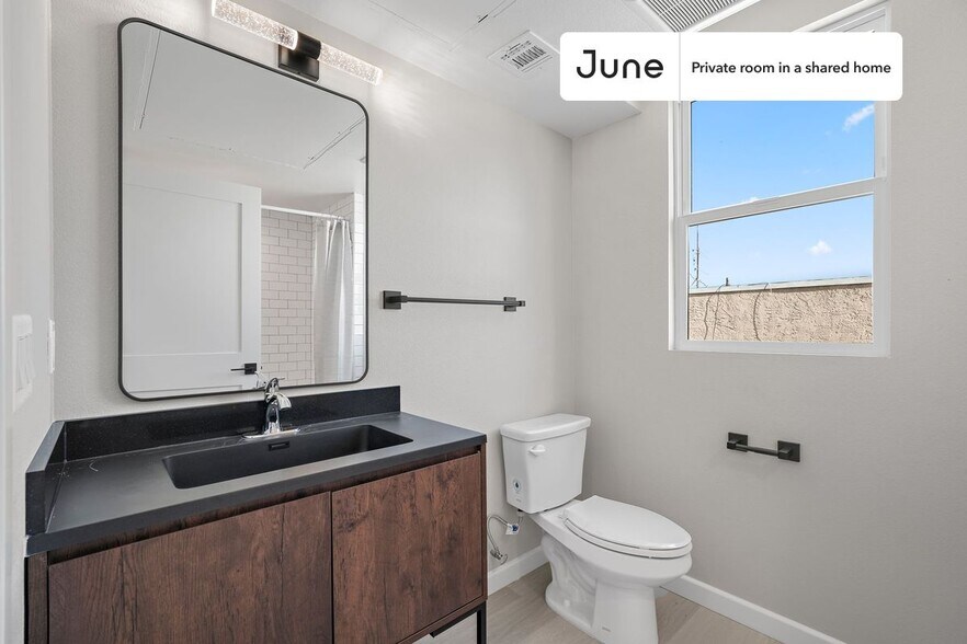 Building Photo - Room in Shared 5 bed/5 bath home in Boyle Heights