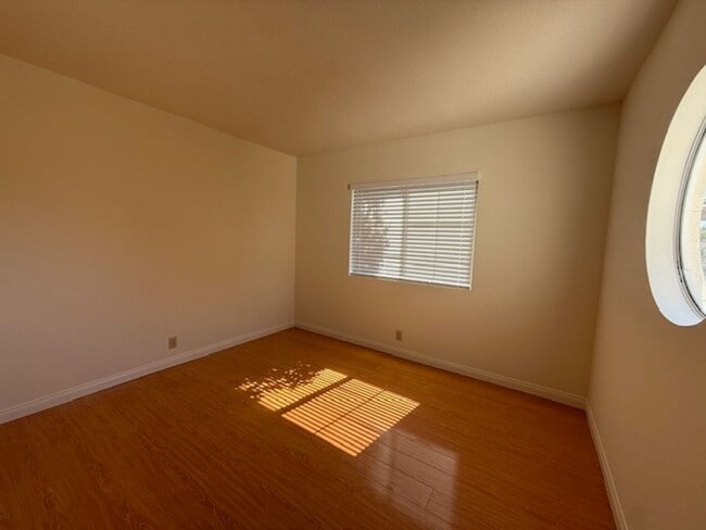 Building Photo - Spacious Home in Tustin with Main Floor Be...