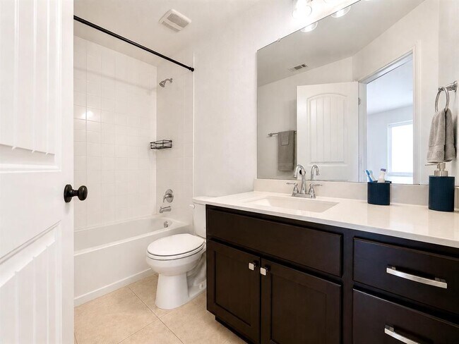 Building Photo - 402 Crater Lake Dr