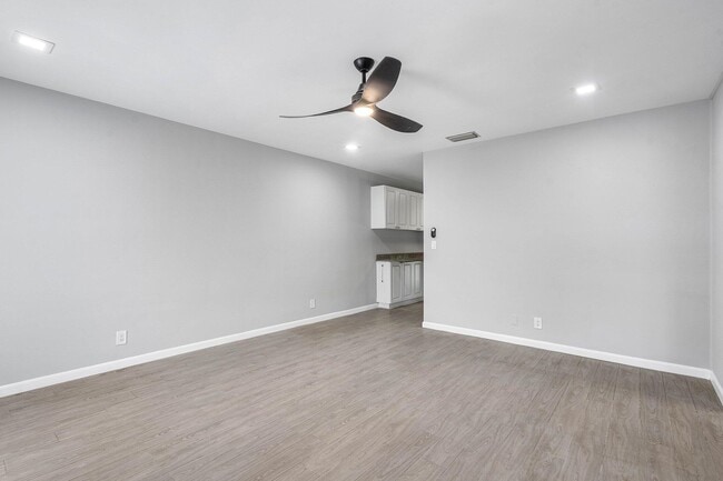 Building Photo - 2730 N Dixie Hwy