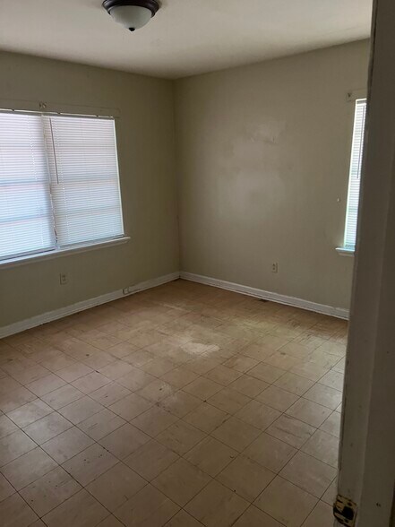 Building Photo - 717 9th Ave