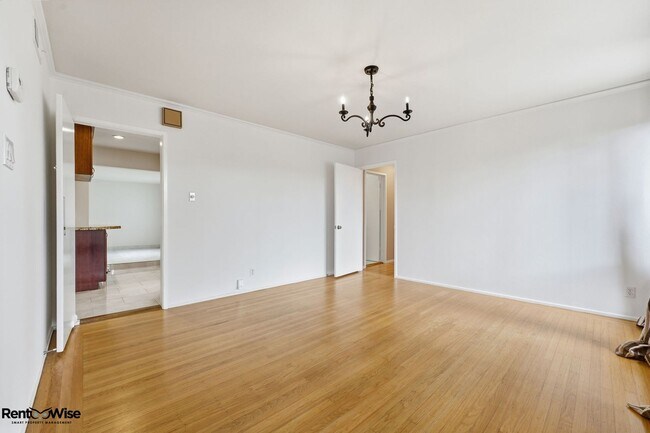 Building Photo - 536 W Hillsdale Blvd