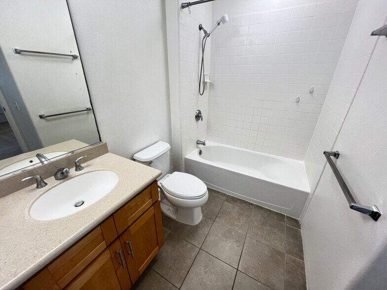 Building Photo - 91-1015-1015 Kamaaha Ave