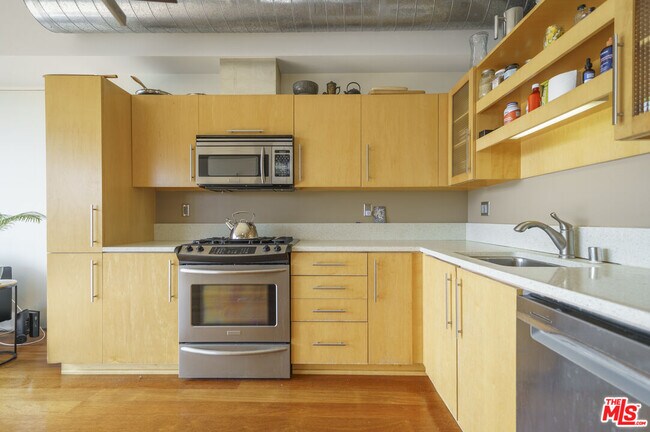 Building Photo - 1100 S Hope St