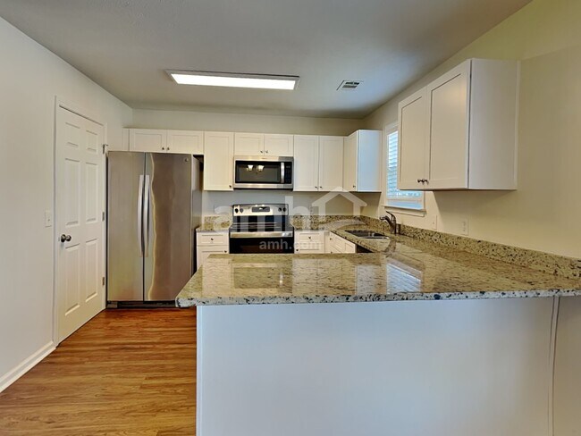 Building Photo - 2114 Debbie Ln