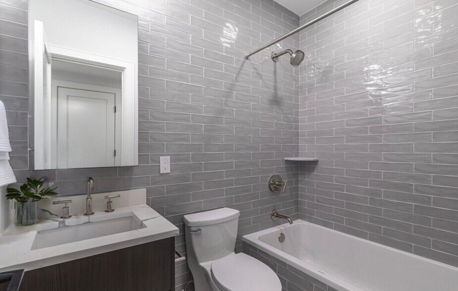 Building Photo - 169 Newbury St