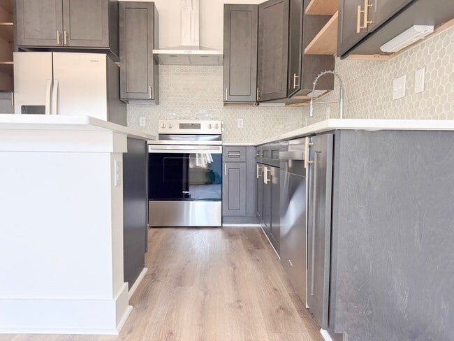 Building Photo - Fuller Style - Spacious 3-Bedroom Townhome with Pool and Pickleball Court