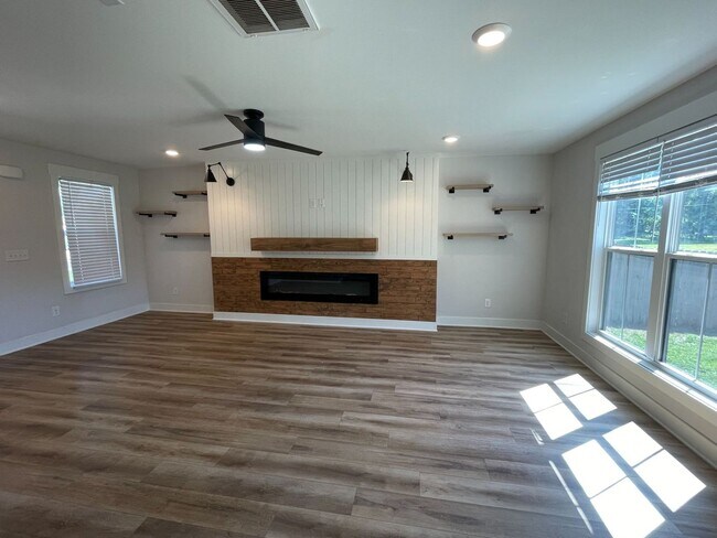Building Photo - 3 Bed 2.5 Bath Dog Friendly Home For Rent Near Post!