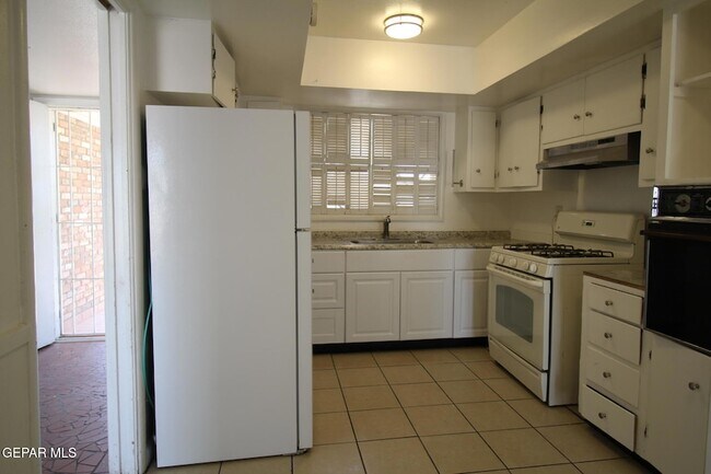 Building Photo - 317 Thunderbird Dr