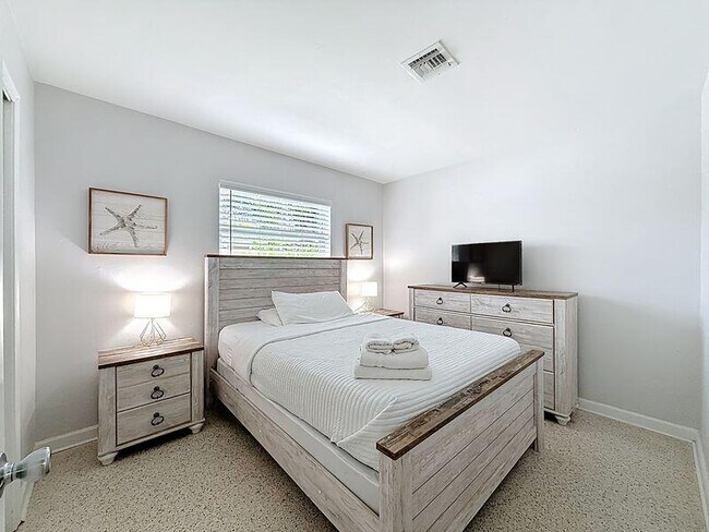 Building Photo - 2840 NE 16th Ct