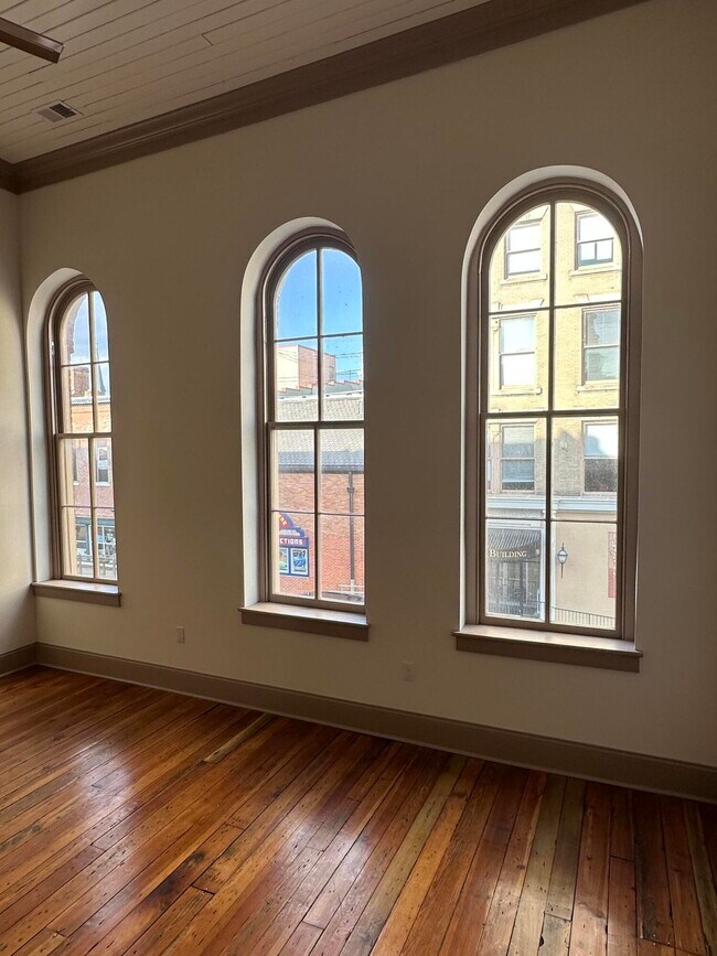 Building Photo - 307 W Main St