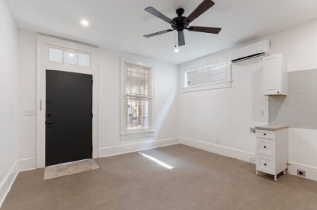 Building Photo - 1 Bedroom Duplex COMPLETELY UPDATED with D...