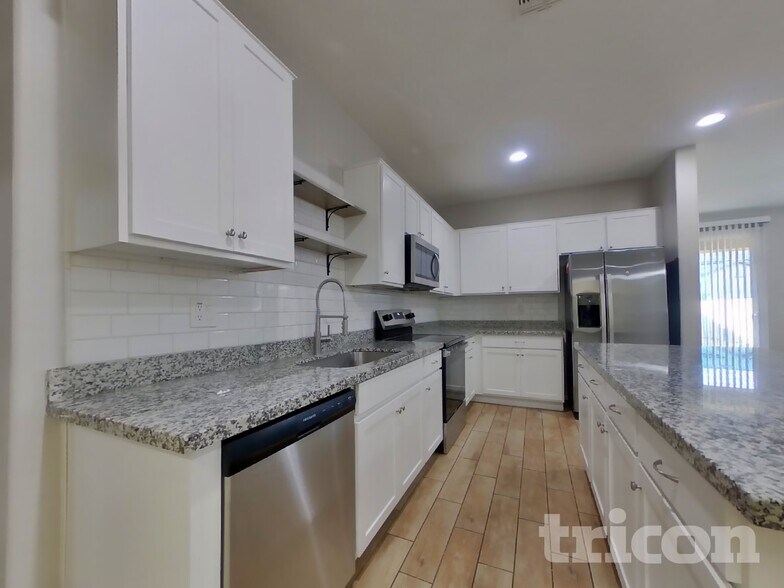 Building Photo - 15831 W Port Royale Ln