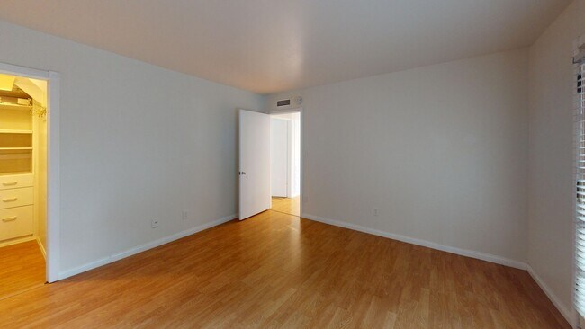 Building Photo - 1811 Visalia Row