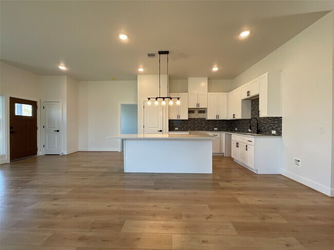 Building Photo - 719 Red Oak Ave