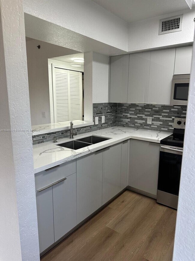 Building Photo - 9300 Fontainebleau Blvd