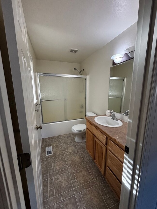 Building Photo - SE Bend House, Gas Heat/Fireplace, Fenced Yard, Dbl. Garage, Pets Considered!