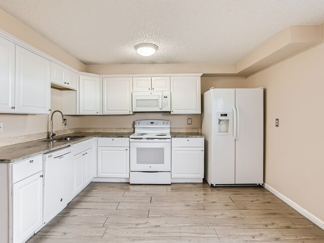 Building Photo - COMING IN MAY!!! Spacious 3 Bedroom 2.5 Ba...