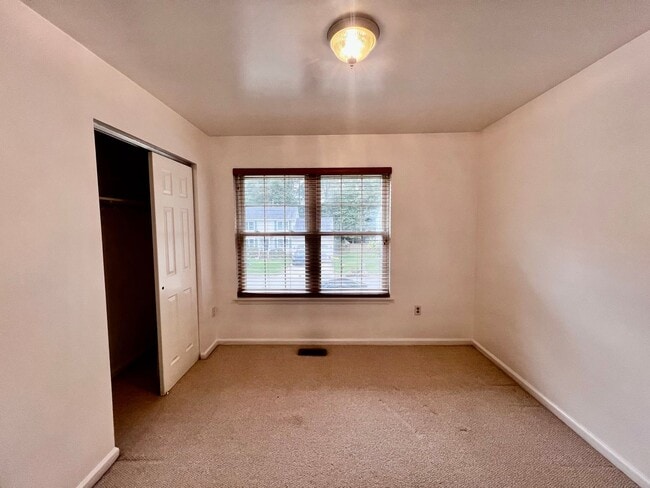 Building Photo - Gorgeous 4 Bedroom 2.5 Bath home in the he...