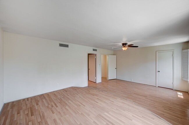 Building Photo - Beautiful 2 Bedroom Townhome in Guard-Gated Community – Prime Location!
