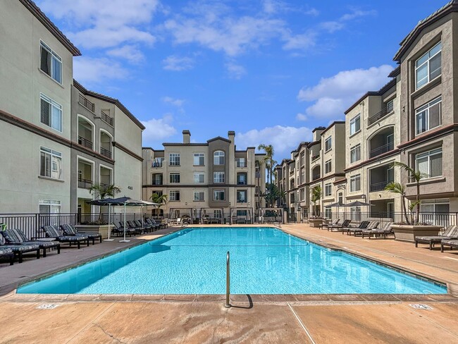 Building Photo - Stunning 2BD/2BA Condo in La Jolla W/ W/D,...