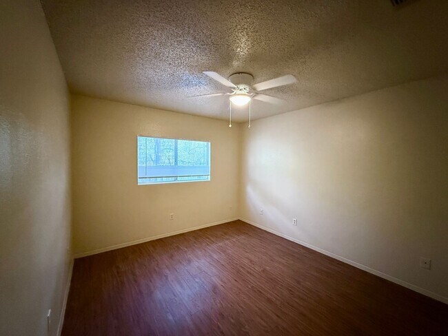 Building Photo - QUIET LOCATION - YARD BACKS TO GREENBELT