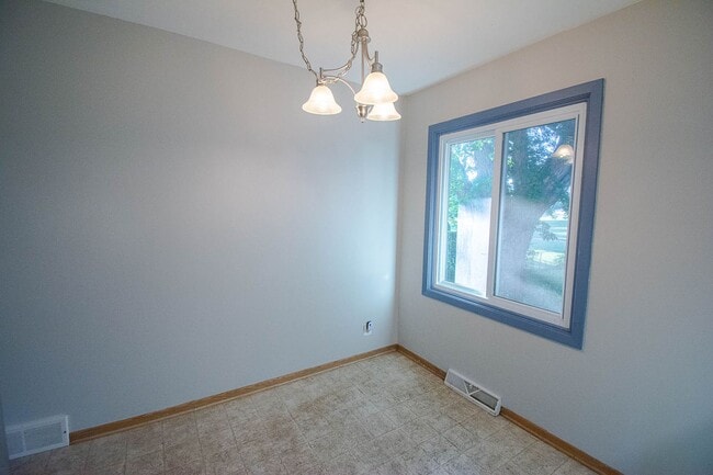 Building Photo - 3bed 2bath Available For Rent in Easy Access Area!