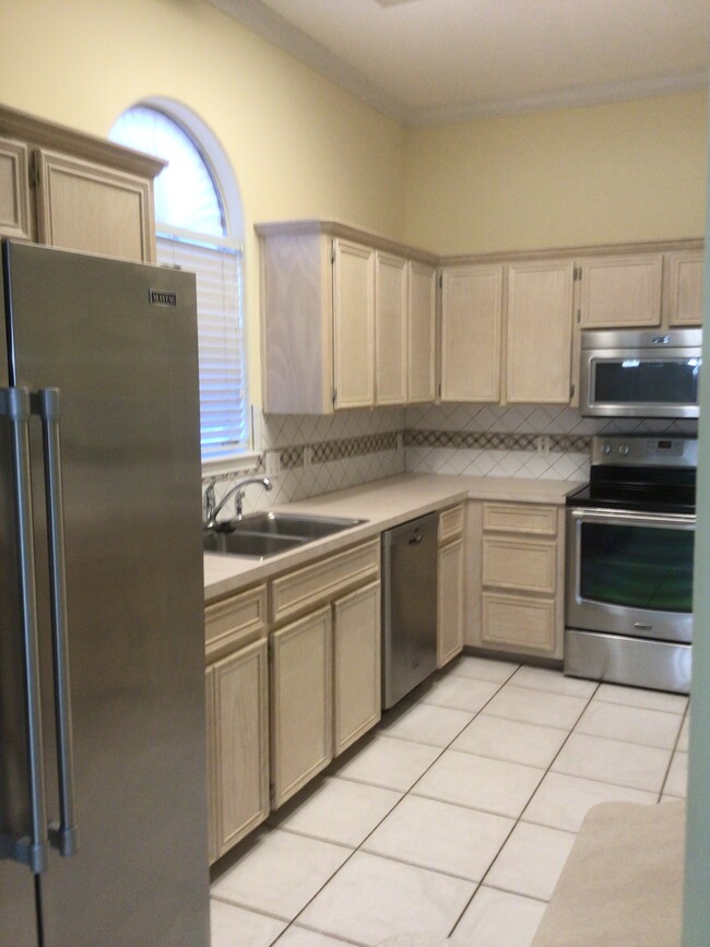 Building Photo - 13554 Peseta Ct