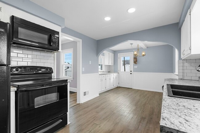 Building Photo - 943 Cloverdale Rd