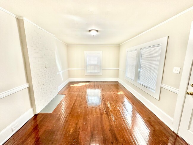 Building Photo - 690 Robertson Rd