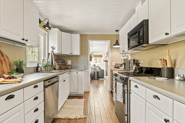 Building Photo - 284 Walnut Dr