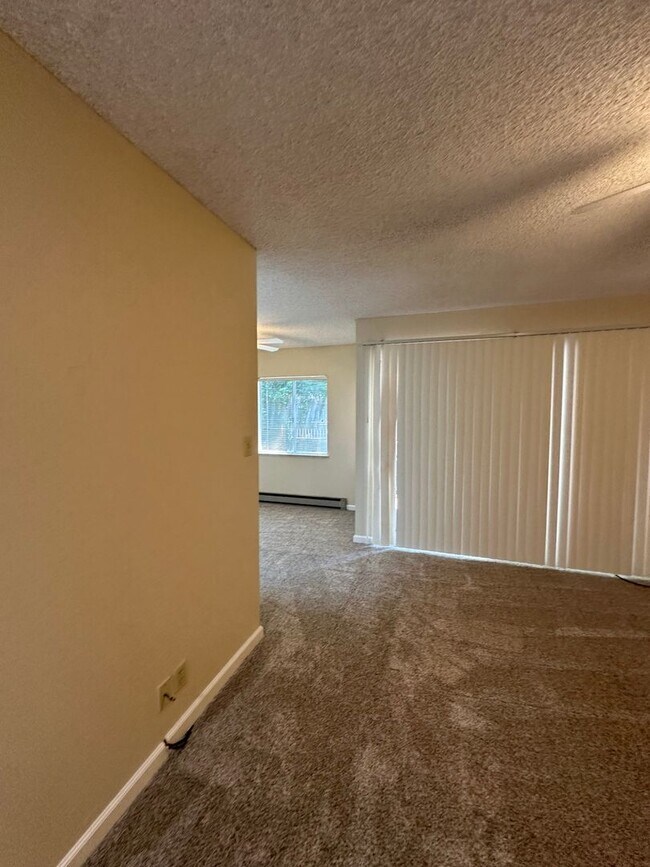 Building Photo - 2 bedroom, 1 bath condo in Mountain View