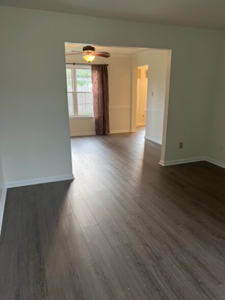 Building Photo - 2633 Pender Dr