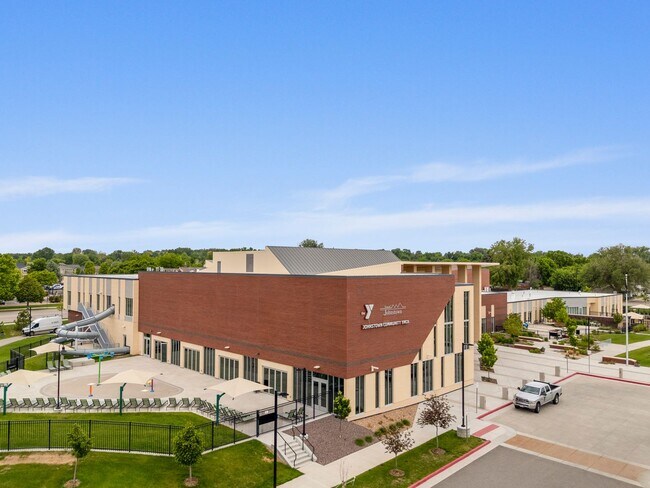 Building Photo - Beautiful 3-Bedroom Townhome with Park Vie...