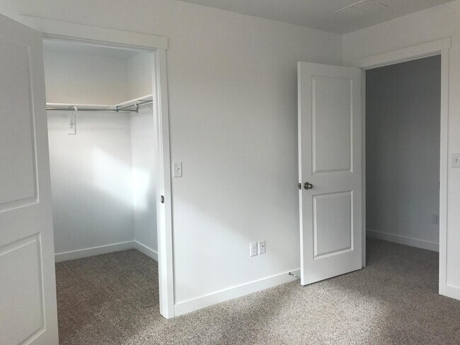 Building Photo - Spacious 4 BR Home with POOL and Clubhouse...