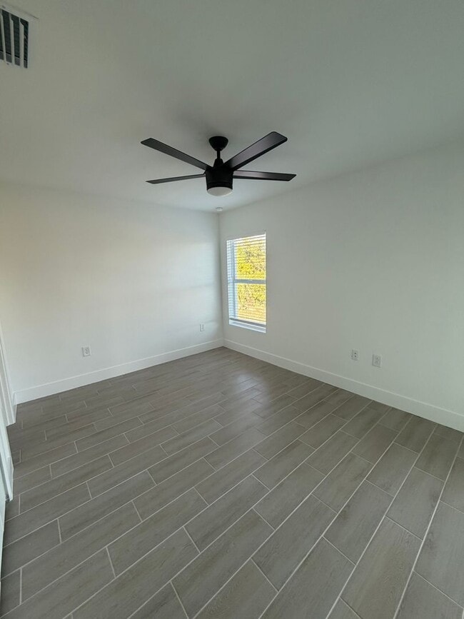 Building Photo - 1607 Ne-36 Ln