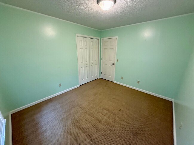 Building Photo - 4 Bedroom Brick Home in Alice Drive Area!