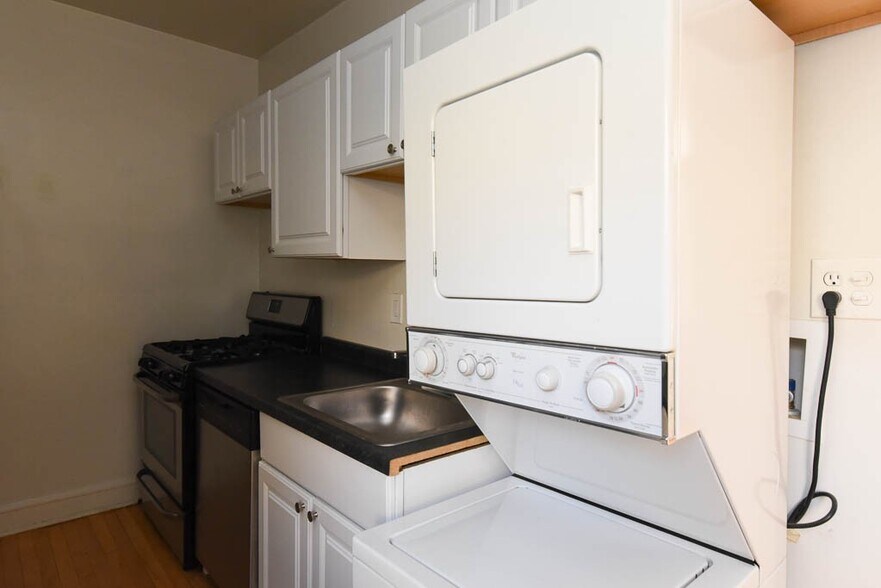 Building Photo - 1421 W Hutchinson St