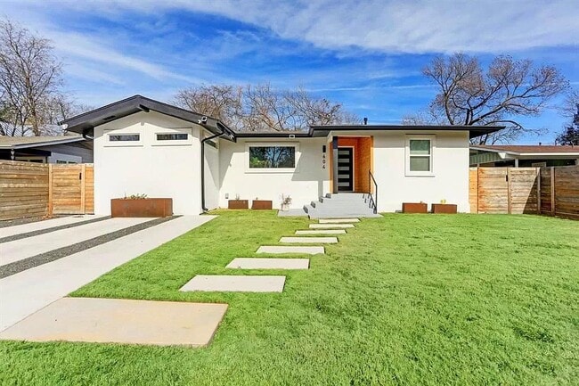 Primary Photo - 604 W Crestland Dr