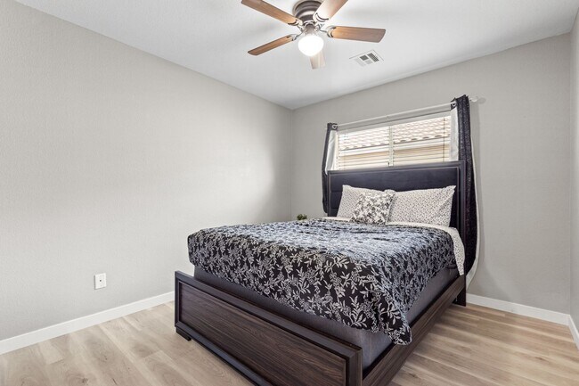 Building Photo - Cozy Furnished 3bed 3bath l Near Southern Highlands