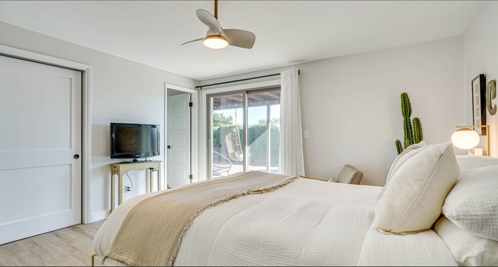 Master Bedroom - 2217 S Oak Park Dr