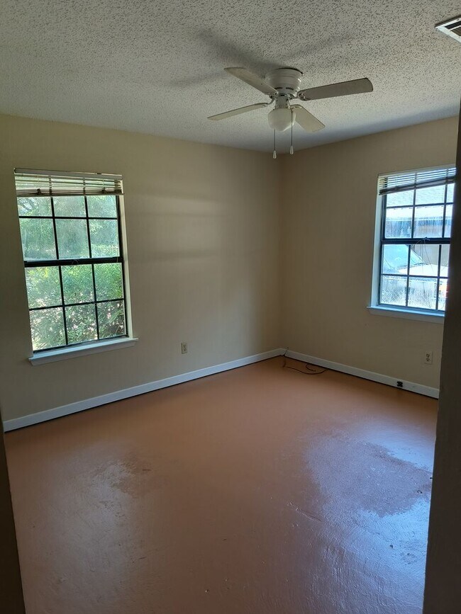 Building Photo - 3 Bedroom 2 Bath Home