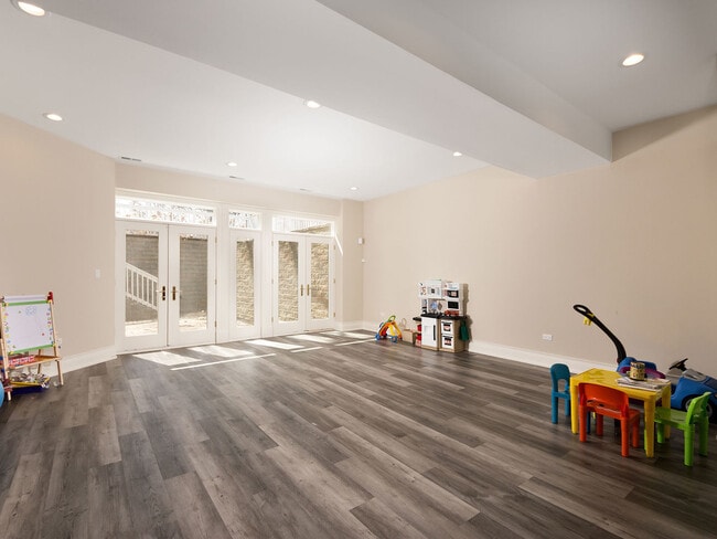 Building Photo - 2117 Wilmette Ave
