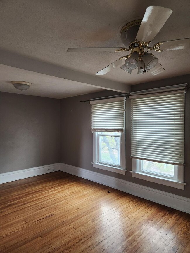 Building Photo - 2 bedroom with 1 bath