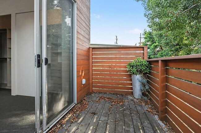 Building Photo - 3425 Louise St