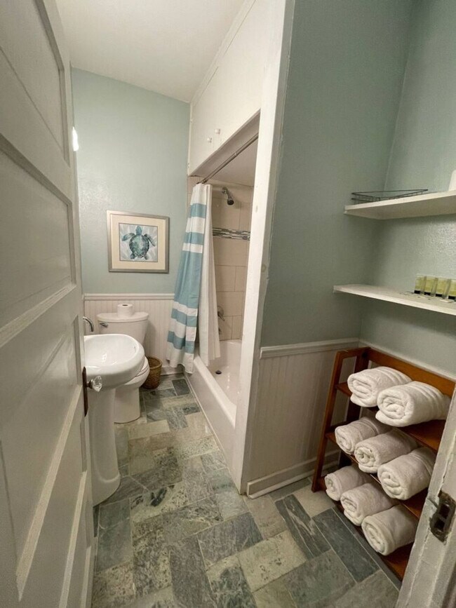Building Photo - 2521 Avenue Q
