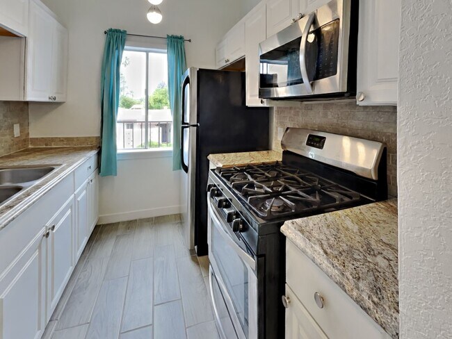 Building Photo - 828 S Langley Ave