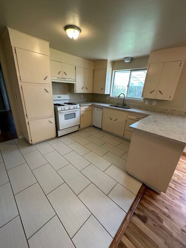 Building Photo - 3 Bedroom 2.5 Bathroom Hardwood Floors Fen...