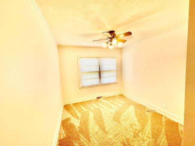 Building Photo - 4065 Pinehurst Dr