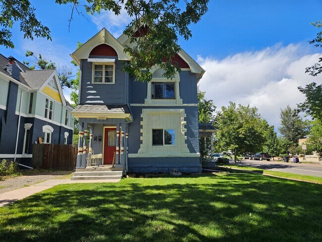 Building Photo - Top Floor Renovated 1 Bed/1 Bath Apartment in Victorian 4-Plex